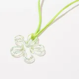 Collar con dije de flor transparente y cordón fino verde claro.