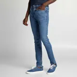 Pantalón de jean skinny azul con lavado claro.