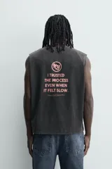 Musculosa de corte relajado con efecto lavado, cuello redondo y sisas amplias. Presenta estampados gráficos en color rosa en el frente con la frase 'I KEPT GOING'.