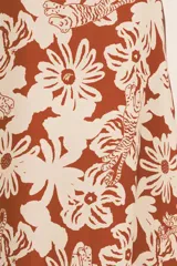 Vestido largo de manga corta en seda viscosa con estampado de flores y tigres.