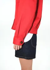 Chaqueta oversize de algodón con elastano, color rojo, de manga larga, con cuello camisero y cierre delantero con cremallera.