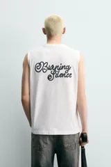 Camiseta sin mangas de corte relajado, con cuello redondo y diseño liso en color blanco.