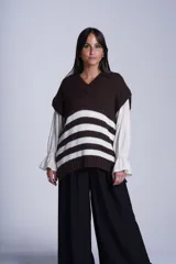 Chaleco de punto con escote en V, diseño a rayas horizontales en color tostado y blanco, con terminaciones en tejido acanalado.