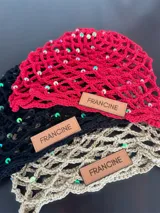 Gorro tejido en red color beige con sutiles destellos.
