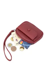 Monedero compacto de símil cuero con textura granulada, cuenta con un compartimento principal con cierre, correa de mano y un bolsillo frontal con solapa y botón a presión.