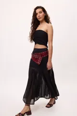 Falda midi color borgoña, de corte recto con aberturas frontales y transparencias.