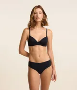 Kit de dos bombachas tipo boyshort de la marca Lov, confeccionadas en microfibra con corte láser y diseño sin costuras visibles, en colores negro y beige.