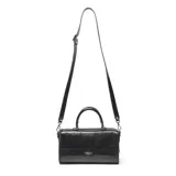 Cartera estilo baúl de cuero negro con doble asa de mano, correa ajustable y extraíble, y placa metálica con logo en el frente.