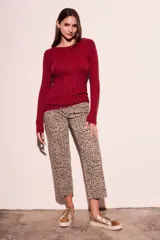 Sweater de punto acanalado en color negro con sutil acabado brillante. Presenta un diseño ajustado al cuerpo, cuello redondo y mangas largas.