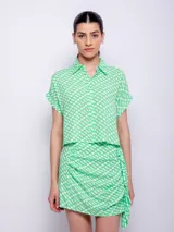 Minifalda estampada con flores en tonos celeste, azul, rosa y amarillo, con volados en el frente y cierre invisible en la parte trasera.