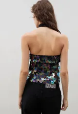 Top halter de cuello alto, confeccionado en tejido negro con acabado brillante y textura sutil.