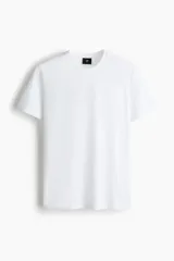 Remera lisa de corte ajustado en punto suave de algodón pima, con cuello redondo ribeteado acanalado fino y bajo recto.