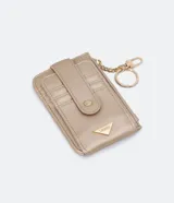 Billetera tarjetera color dorado, con cierre a presión y correa de mano.