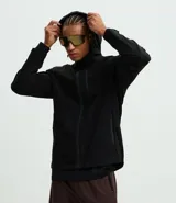 Campera deportiva Get Over de tejido tecnológico resistente al agua, color negro. Cuenta con capucha ajustable, cierre frontal por cremallera, bolsillos laterales y un bolsillo funcional en el pecho.