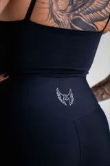 Calza biker deportiva de tiro alto, color negro, confeccionada en tejido técnico elástico con logo pequeño estampado en el ruedo.