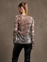 Blusa de mangas largas con estampado de piel de serpiente, escote en V y cierre frontal con lazos.