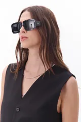 Lentes de sol negros con marco rectangular grueso y logo LMT en la patilla.