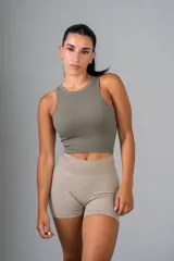 Top blanco de tejido de punto acanalado, corte cropped y cuello redondo.