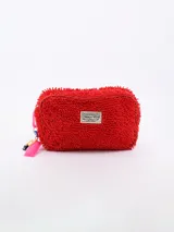 Necessaire rectangular de color rojo con textura de felpa tipo chenille. Cuenta con un parche rectangular con el logo de la marca Common Wear en el centro y un cierre lateral decorado con un llavero de plástico en color rosa neón.