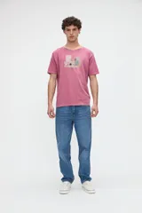 Remera blanca de manga corta con estampa frontal de una ilustración arquitectónica abstracta y calce clásico.