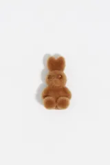 Aros tipo caravanas con diseño de conejito en color blanco con acabado flocado.