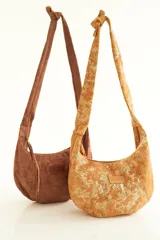 Cartera bandolera marrón de gamuza con correa delgada y bolsillo interior.