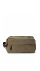 Neceser de lona canvas color verde militar con detalles en símil cuero marrón oscuro. Posee doble cierre, dos compartimientos y un bolsillo frontal con asa de mano.