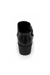 Zapato de tiras entrelazadas negro con punta afinada, taco medio bloque y pulsera regulable con hebilla lateral.