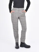 Pantalon de vestir de corte recto y tiro medio, con estampado de cuadros en tonos grises. Cuenta con bolsillos laterales y cierre frontal con botón y cremallera.
