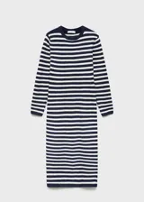 Vestido midi de punto con diseño recto, cuello redondo y manga larga, caracterizado por su estampado de rayas horizontales en azul marino y blanco.
