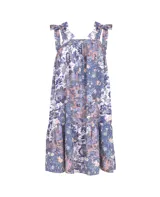 Vestido corto con estampado floral en tonos azul, blanco y rosa. Tiene breteles con lazos y falda con volados.