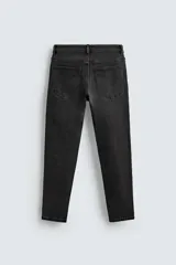 Jeans de hombre, corte skinny y largo cropped, color negro lavado. Presenta cinco bolsillos y cierre frontal con cremallera y botón.