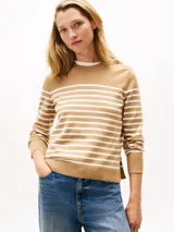 Sweater de punto fino en algodón peinado, con diseño a rayas horizontales en color beige y blanco. Presenta cuello redondo, puños y bajo en punto canalé, y detalle de botones dorados decorativos en uno de los hombros.