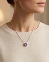 Collar de plata 925 con cadena fina y dije redondo tipo punto de luz con circonia central en color violeta.