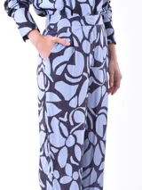 Pantalón de tiro alto, corte ancho y pierna recta, con estampado abstracto en blanco y negro.