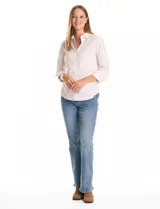 Camisa de corte entallado con estampado de rayas verticales en tonos beige y blanco, cuello clásico, cierre frontal con botones y mangas largas con puños doblados.