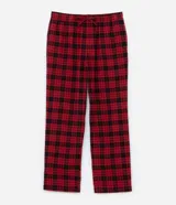 Pantalón de pijama de franela con estampado de cuadros en tonos rojos y negros, cuenta con cintura elástica y cordón de ajuste.