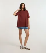 Remera de algodón color marrón óxido, de corte oversized, cuello redondo y manga corta.