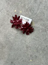 Aros hechos a mano en porcelana color borgoña con forma de flor.
