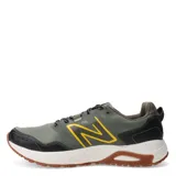 Championes de trail running New Balance modelo 410 v8, en color verde oliva con detalles en negro y amarillo. Presentan una capellada de malla transpirable con refuerzos sintéticos, entresuela de espuma ligera y suela AT Tread para mayor tracción.
