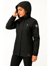 Campera gris impermeable con capucha, forro polar, cierre reforzado y bolsillos con cierre.