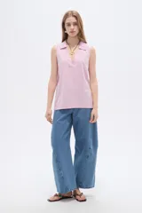 Musculosa de algodón color rosado, con cuello en V y cuello polo, sin mangas y diseño holgado.