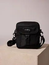 Bandolera negra de nylon con correa ajustable y logo Rusty estampado en blanco.