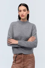 Sweater gris de lana con cuello alto.