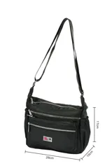 Bandolera de nylon color negro, con múltiples compartimentos con cierre metálico en la parte frontal y superior. Cuenta con bolsillos laterales elásticos y correa ajustable y desmontable.