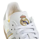 Championes adidas modelo Samba edición especial Real Madrid, color blanco con detalles en gris y amarillo, puntera de gamuza y suela de goma color caramelo.