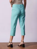 Pantalón capri de gabardina elastizada color beige, marca Zac & Reachel. Pretina ancha elastizada. Delantera y trasera con bolsillos simulados.