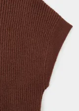 Jersey de punto color marrón, de manga corta, con cuello perkins y diseño relajado.