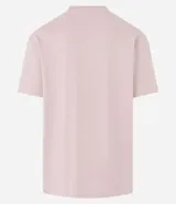 Remera de corte relaxed, confeccionada en algodón de tejido grueso con cuello redondo y mangas cortas.