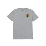 Remera de manga corta color gris melange, con cuello redondo y estampado gráfico tipo escudo en el pecho izquierdo.